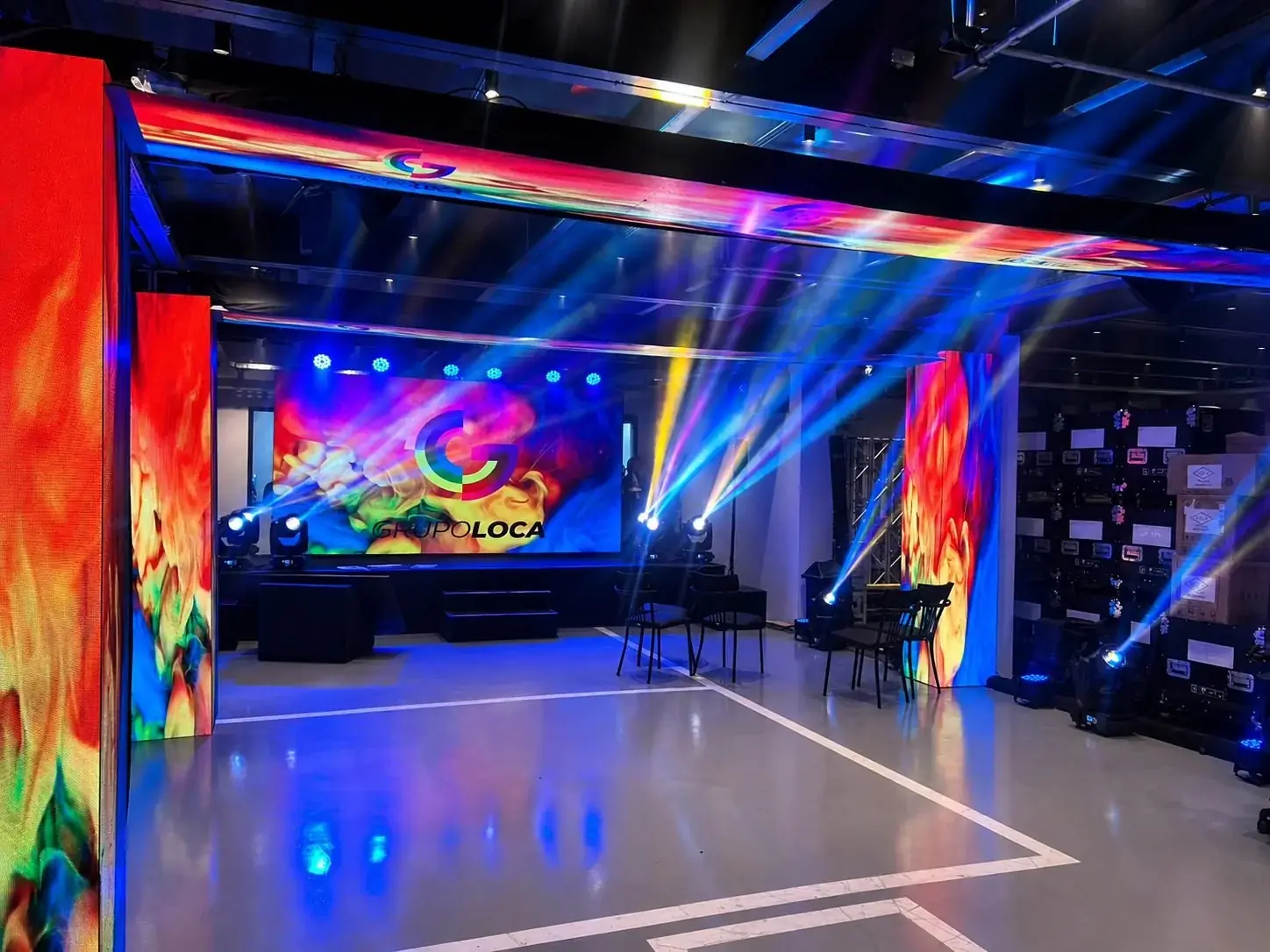 Evento com painel de LED em palco iluminado