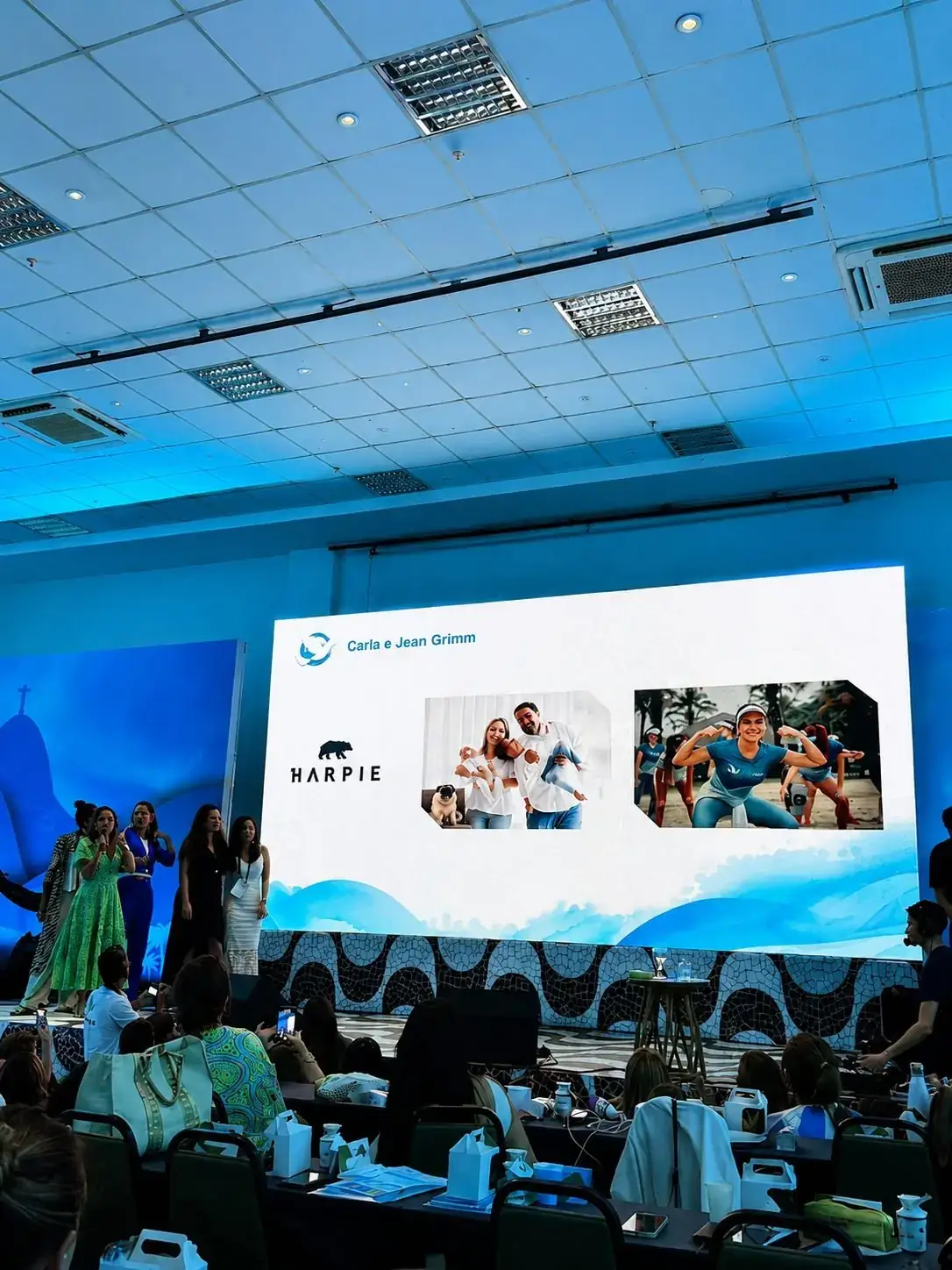 Projeto de painel de LED em ambiente comercial