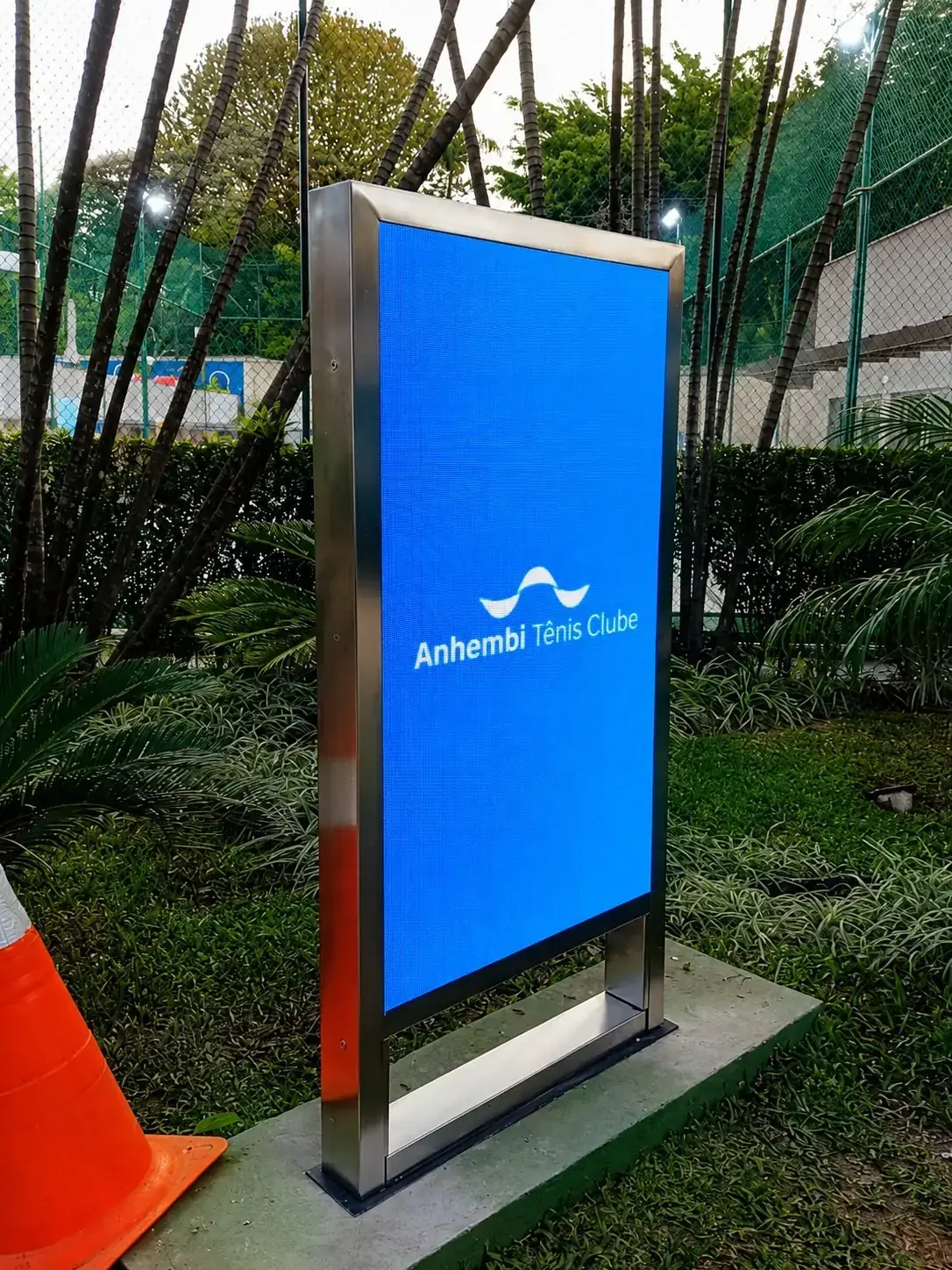 Painel de LED outdoor instalado em área externa